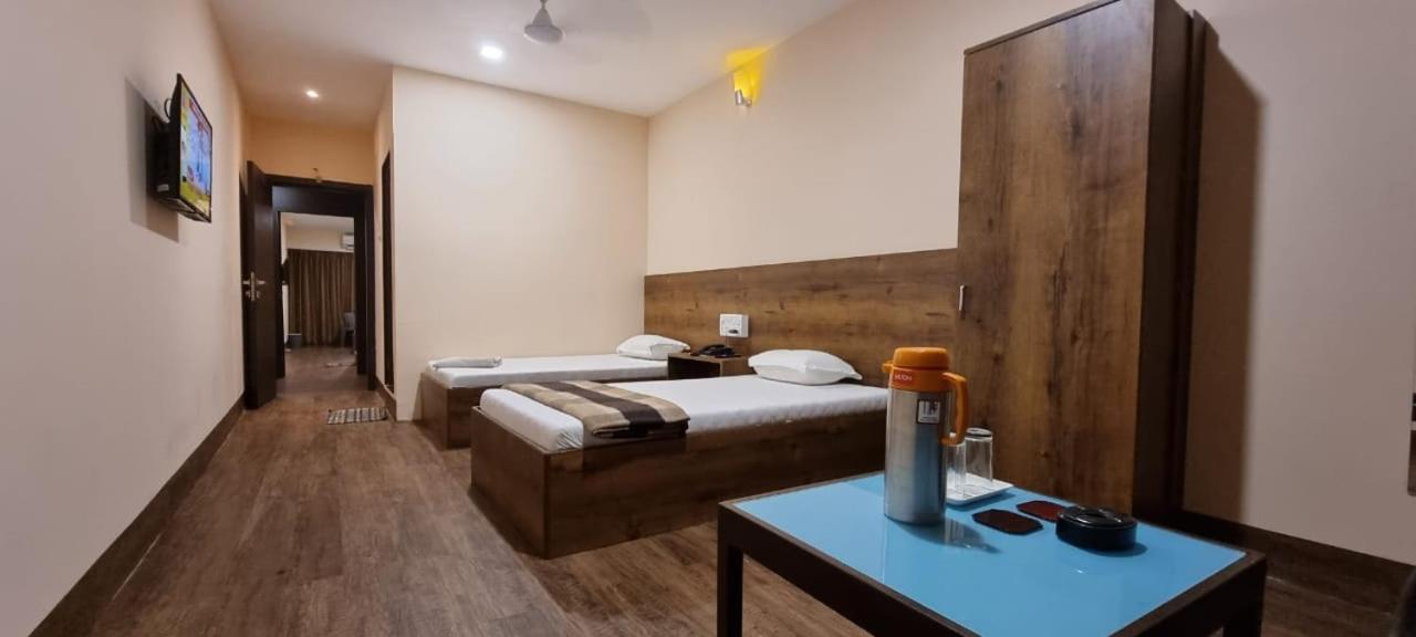 Hotel Flamingo Gandhidham Ngoại thất bức ảnh