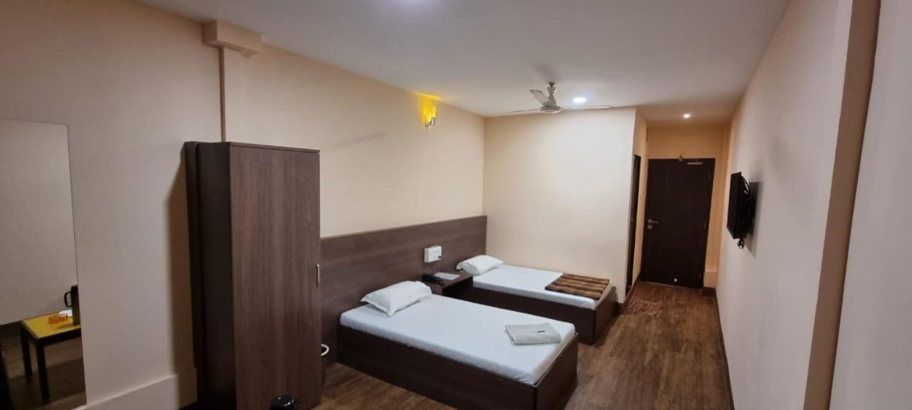Hotel Flamingo Gandhidham Ngoại thất bức ảnh