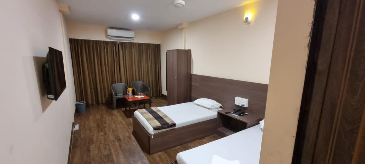 Hotel Flamingo Gandhidham Ngoại thất bức ảnh