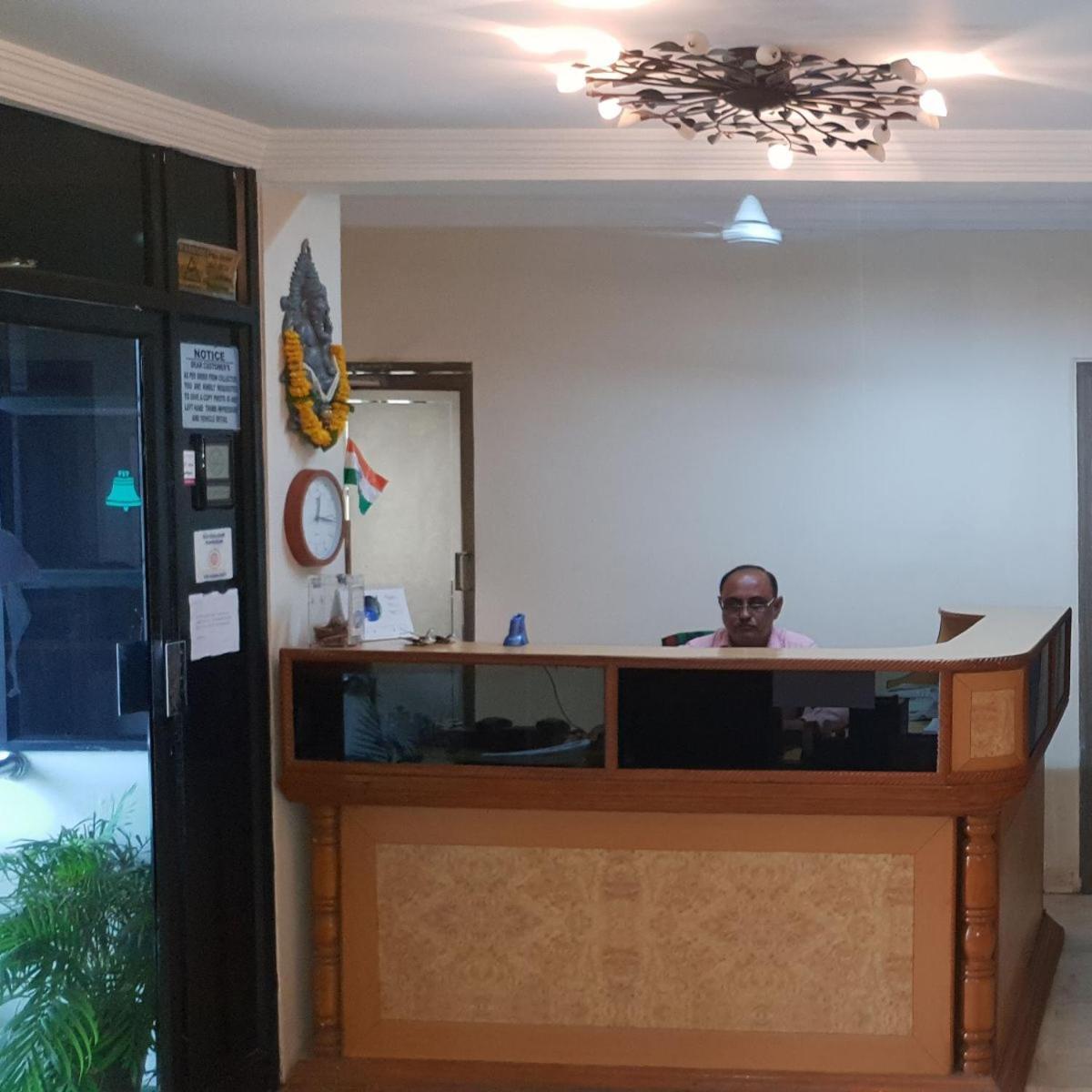 Hotel Flamingo Gandhidham Ngoại thất bức ảnh