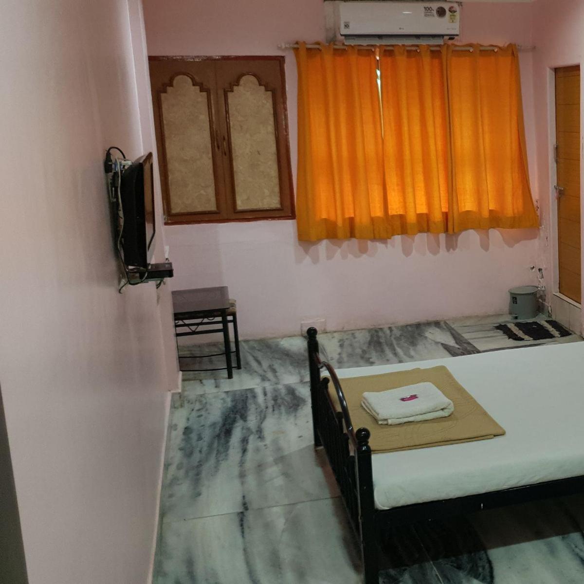 Hotel Flamingo Gandhidham Ngoại thất bức ảnh